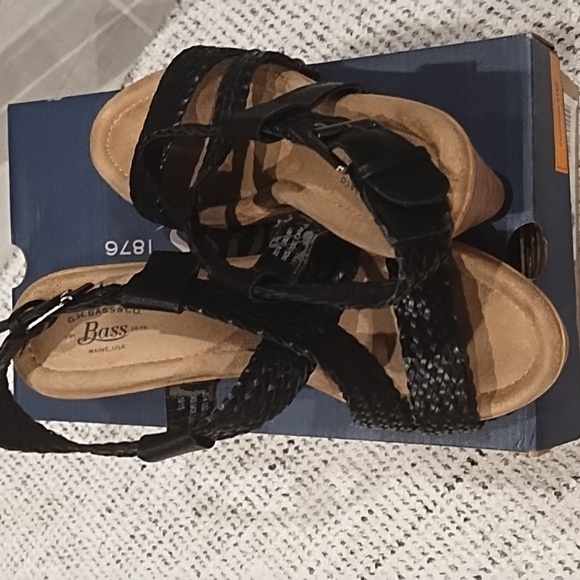 G.H. Bass Co. "Sadie" Heels - Size 7.5 - Picture 5 of 15